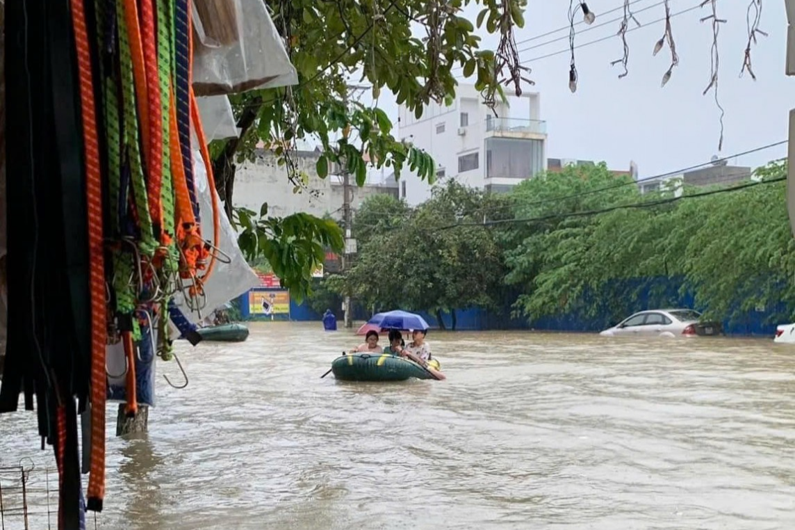 CLip người đàn ông bất lực bỏ lại ô tô giữa biển nước thoát thân CLip người đàn ông bất lực bỏ lại ô tô giữa biển nước thoát thân