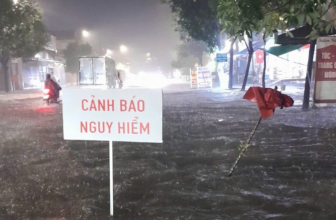 CLip người đàn ông bất lực bỏ lại ô tô giữa biển nước thoát thân CLip người đàn ông bất lực bỏ lại ô tô giữa biển nước thoát thân