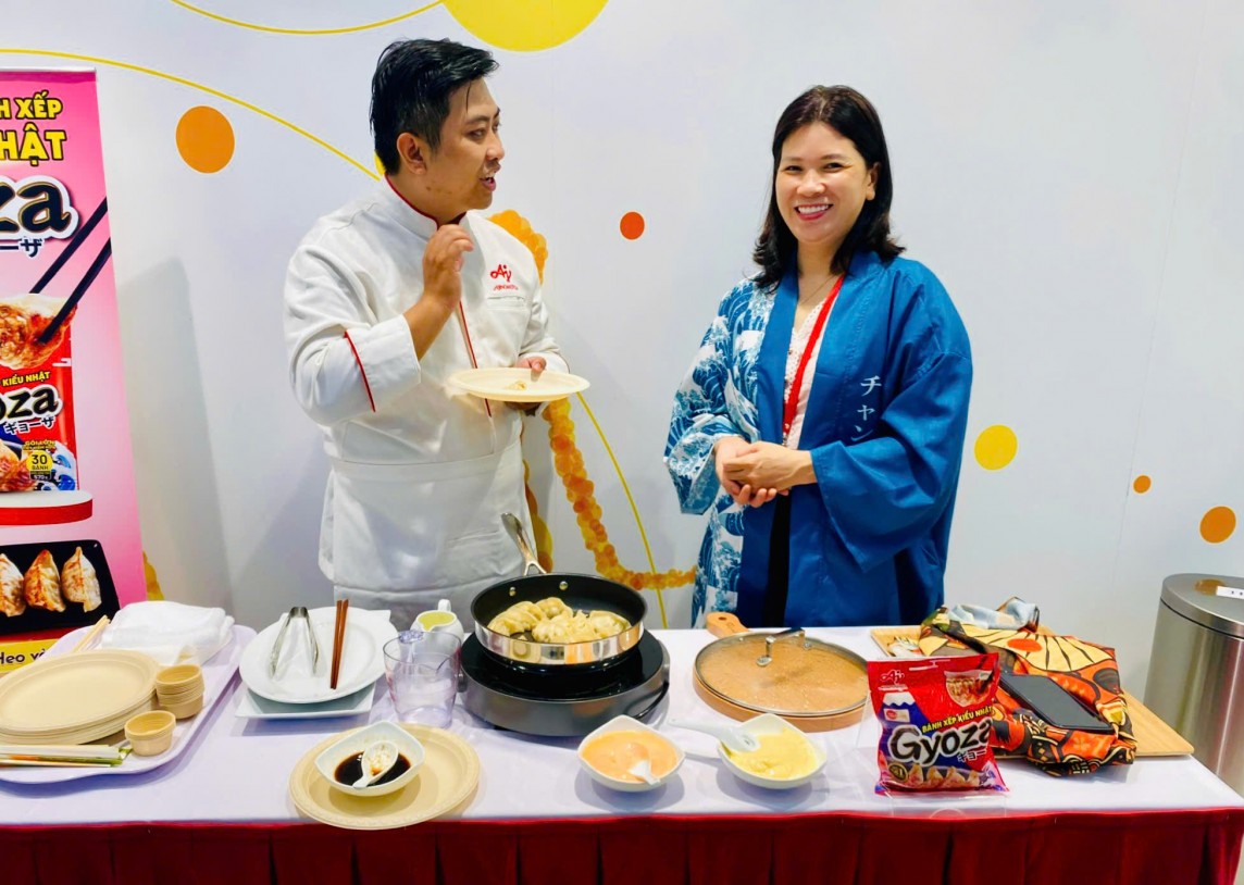 Phóng viên hào hứng khi thực hành làm bánh xếp Gyora tại chương trình. Phóng viên hào hứng khi thực hành làm bánh xếp Gyora tại chương trình.