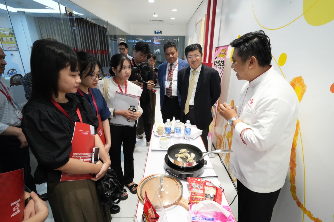 Tại chương trình phóng viên được trải nghiệm 3 bước làm bánh cùng ông Tsutomu Nara, Tổng giám đốc Ajinomoto Việt Nam và đầu bếp của Công ty. Tại chương trình phóng viên được trải nghiệm 3 bước làm bánh cùng ông Tsutomu Nara, Tổng giám đốc Ajinomoto Việt Nam và đầu bếp của Công ty.