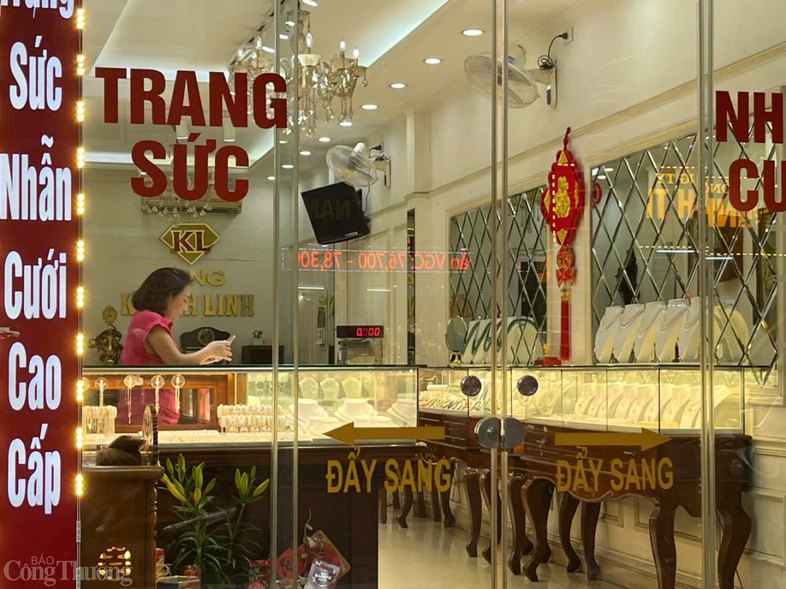 Nghịch lý thị trường vàng: Các cửa hàng trầm lắng, "chợ mạng" sôi động Nghịch lý thị trường vàng: Các cửa hàng trầm lắng, "chợ mạng" sôi động