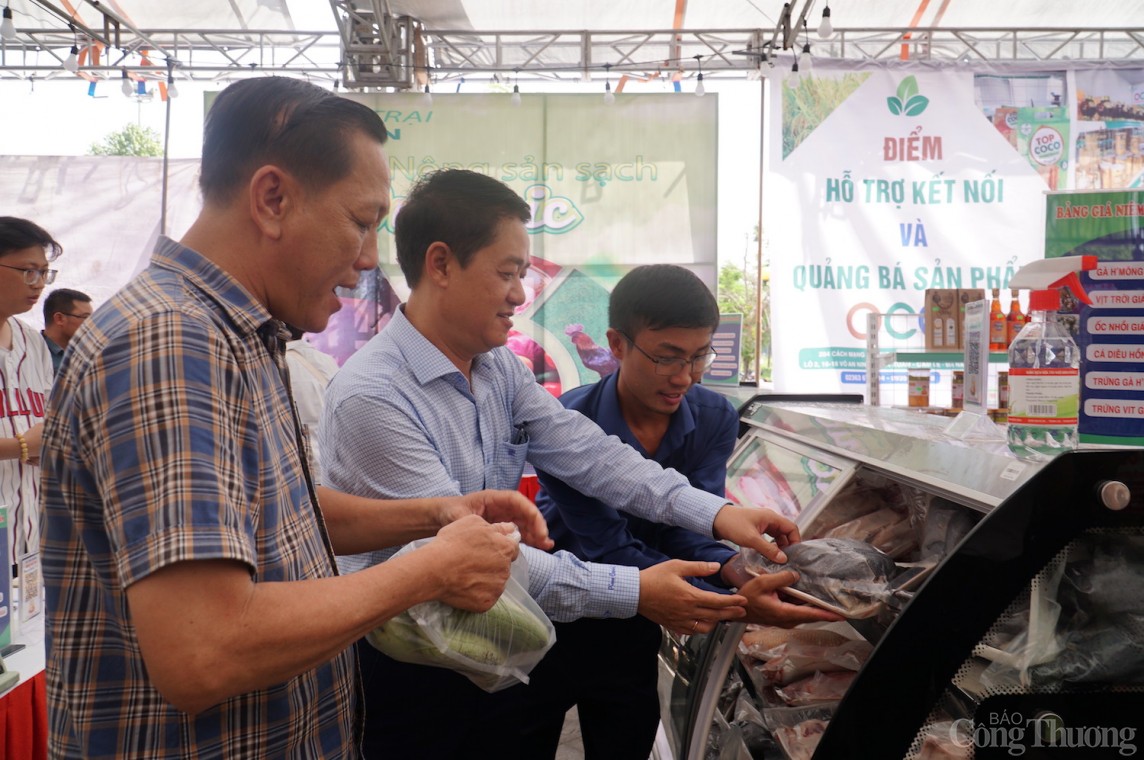 Các đại biểu tham quan mua sắm tại phiên chợ nông sản và sản phẩm OCOP Các đại biểu tham quan mua sắm tại phiên chợ nông sản và sản phẩm OCOP