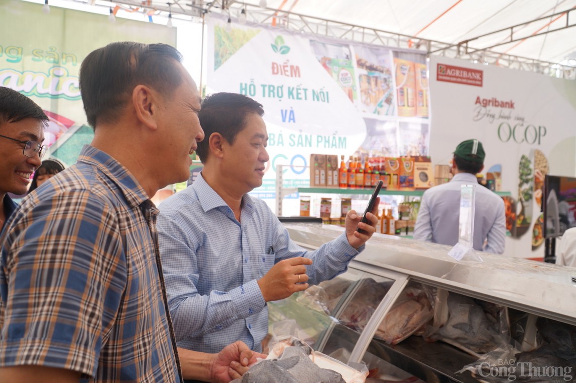 Quét mã thanh toán tại phiên chợ Quét mã thanh toán tại phiên chợ