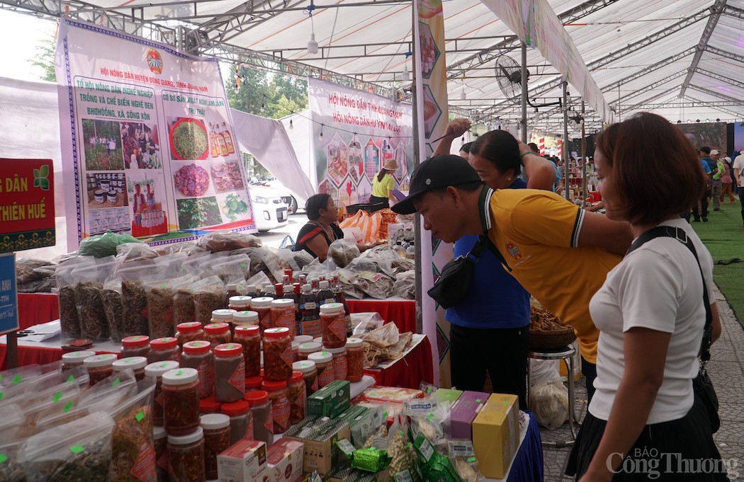 Người dân tham quan mua sắm sản phẩm tại phiên chợ Người dân tham quan mua sắm sản phẩm tại phiên chợ