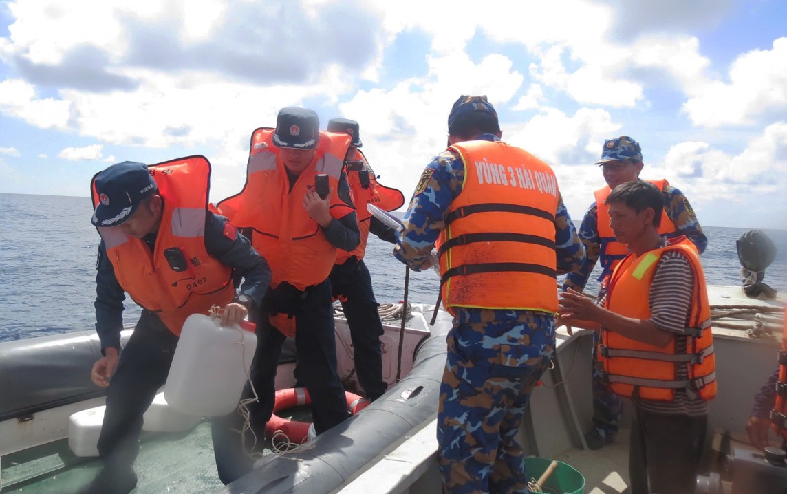 Vùng 3 Hải quân bàn giao ngư dân gặp nạn trên biển Hoàng Sa Vùng 3 Hải quân bàn giao ngư dân gặp nạn trên biển Hoàng Sa