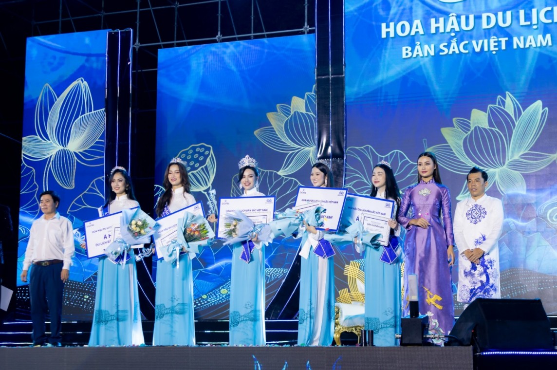 Tân Hoa hậu Du lịch Bản sắc Việt Nam được trao vương miện “Đoá hoa tinh khiết” trị giá 2 tỷ đồng, lấy cảm hứng từ hoa sen. (Ảnh: BTC cung cấp) Tân Hoa hậu Du lịch Bản sắc Việt Nam được trao vương miện “Đoá hoa tinh khiết” trị giá 2 tỷ đồng, lấy cảm hứng từ hoa sen. (Ảnh: BTC cung cấp)