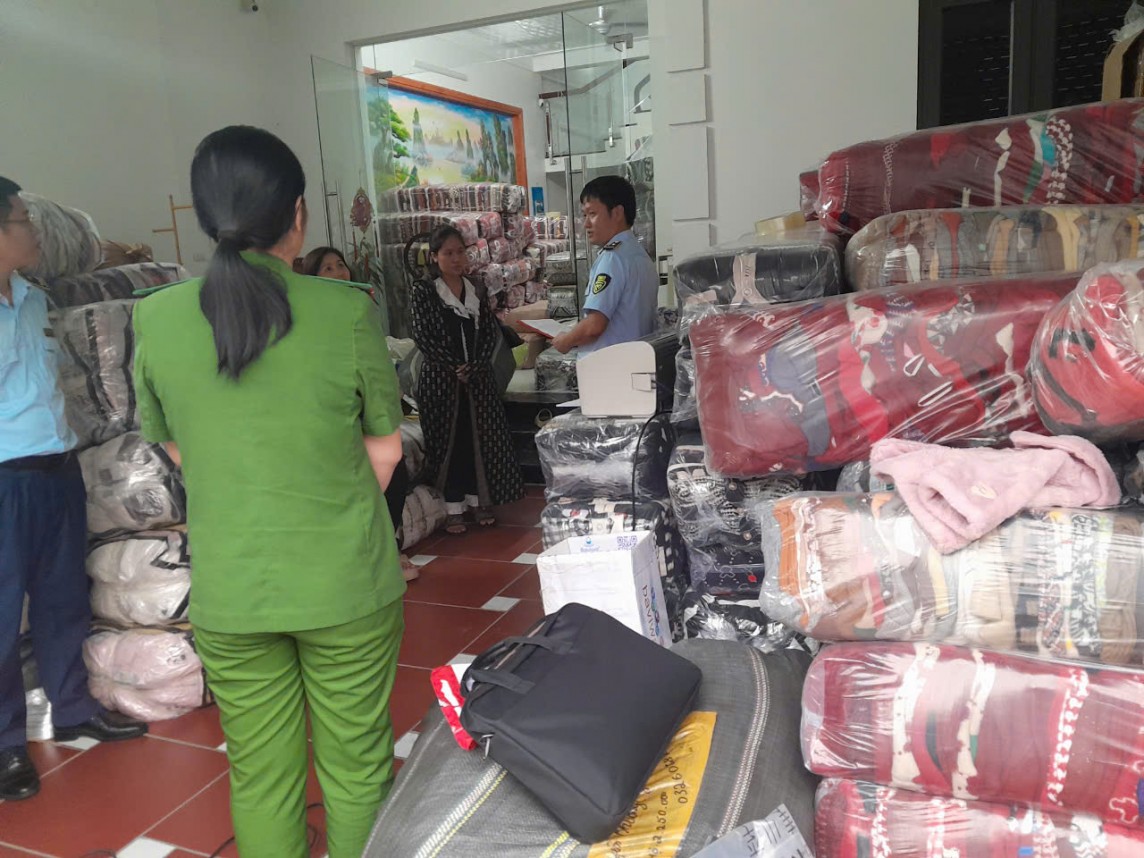 Bắc Giang: Phát hiện hộ kinh doanh 6.100 áo không rõ nguồn gốc, xuất xứ bán qua facebook Bắc Giang: Phát hiện hộ kinh doanh 6.100 áo không rõ nguồn gốc, xuất xứ bán qua facebook