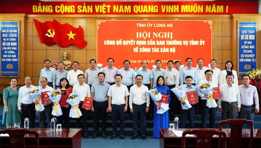 Nhìn lại công tác nhân sự tuần từ 19-23/8: Bổ nhiệm nhân sự mới Trung ương và địa phương Nhìn lại công tác nhân sự tuần từ 19-23/8: Bổ nhiệm nhân sự mới Trung ương và địa phương