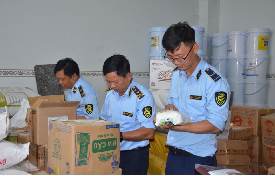 Lực lượng Quản lý thị trường tỉnh Sóc Trăng iểm tra cơ sở bán các loại nguyên liệu làm bánh phục vụ Tết Trung thu