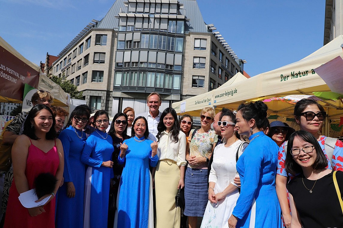 Thị trưởng thành phố chụp ảnh kỉ niệm tại gian hàng Việt Thị trưởng thành phố chụp ảnh kỉ niệm tại gian hàng Việt