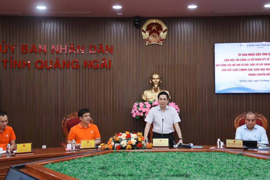 Chủ tịch UBND tỉnh Quảng Ngãi Nguyễn Hoàng Giang ủng hộ các đề xuất của Tập đoàn FPT Chủ tịch UBND tỉnh Quảng Ngãi Nguyễn Hoàng Giang ủng hộ các đề xuất của Tập đoàn FPT