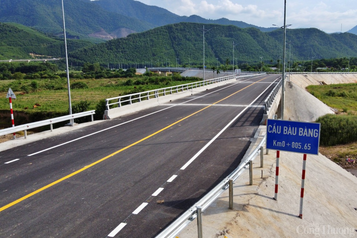 Cầu Bàu Bàng (Km0+811.57) bắc qua suối Bàu Bàng gồm 1 nhịp dầm BTCT dự ứng lực, chiều dài 38,3m; mặt cắt ngang cầu: Phần xe chạy rộng 7,5m, phần bộ hành mỗi bên rộng 1,5m.