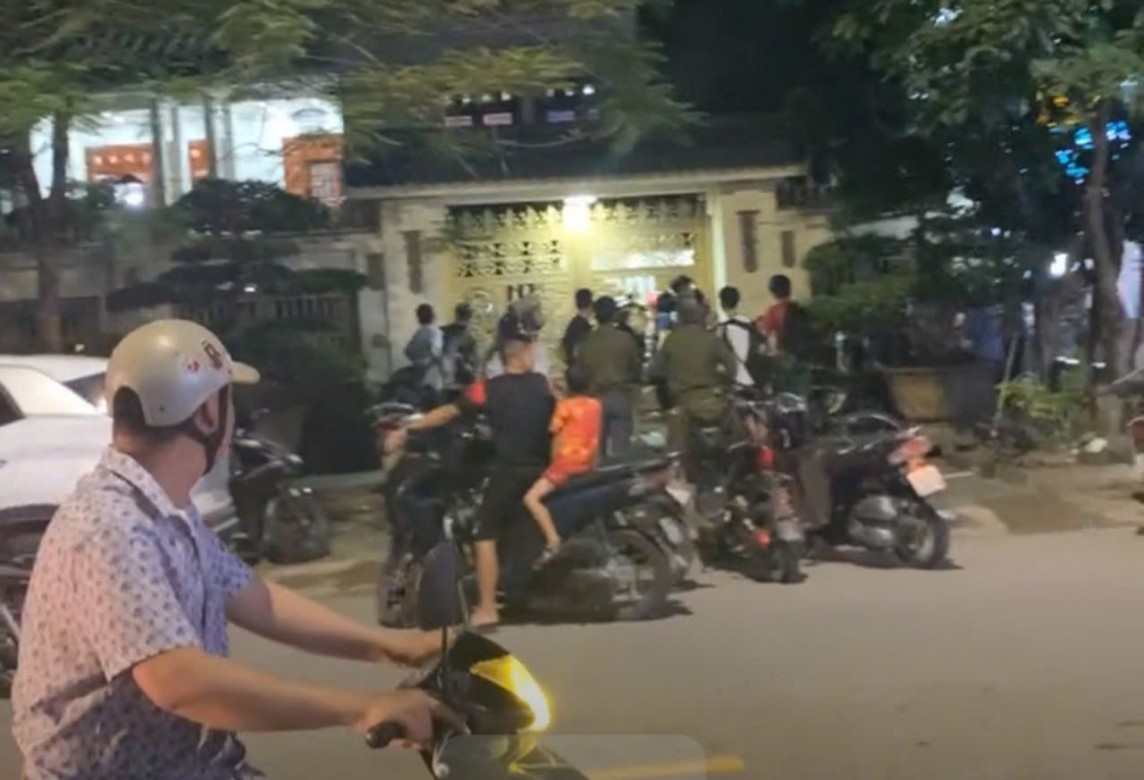 Nghẹt thở vây bắt tên cướp đột nhập biệt thự trói người giúp việc Nghẹt thở vây bắt tên cướp đột nhập biệt thự trói người giúp việc