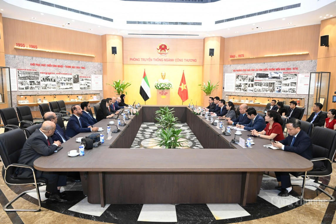 Bộ trưởng Nguyễn Hồng Diên tiếp và làm việc với Quốc vụ khanh UAE
