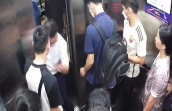 Clip người đàn ông suýt bị 'nuốt chửng' vì thang máy đột ngột chạy