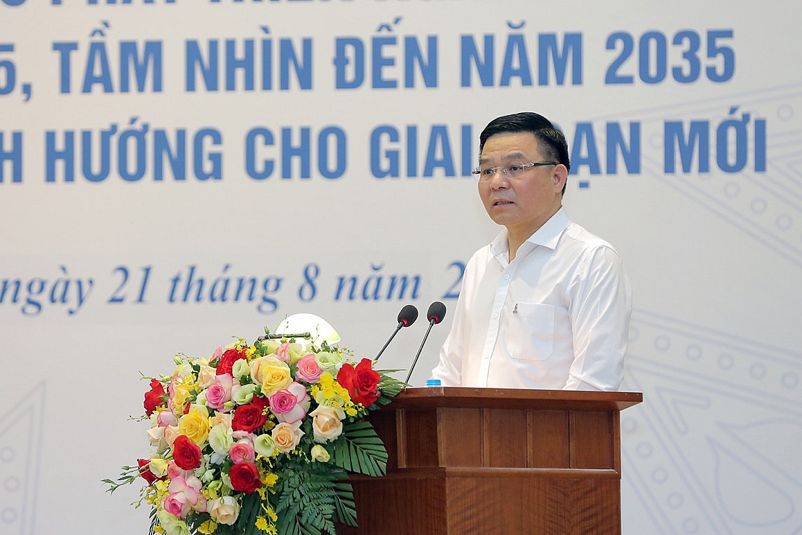 Đồng chí Lê Mạnh Hùng, Bí thư Đảng ủy, Chủ tịch HĐTV Petrovietnam trình bày báo cáo