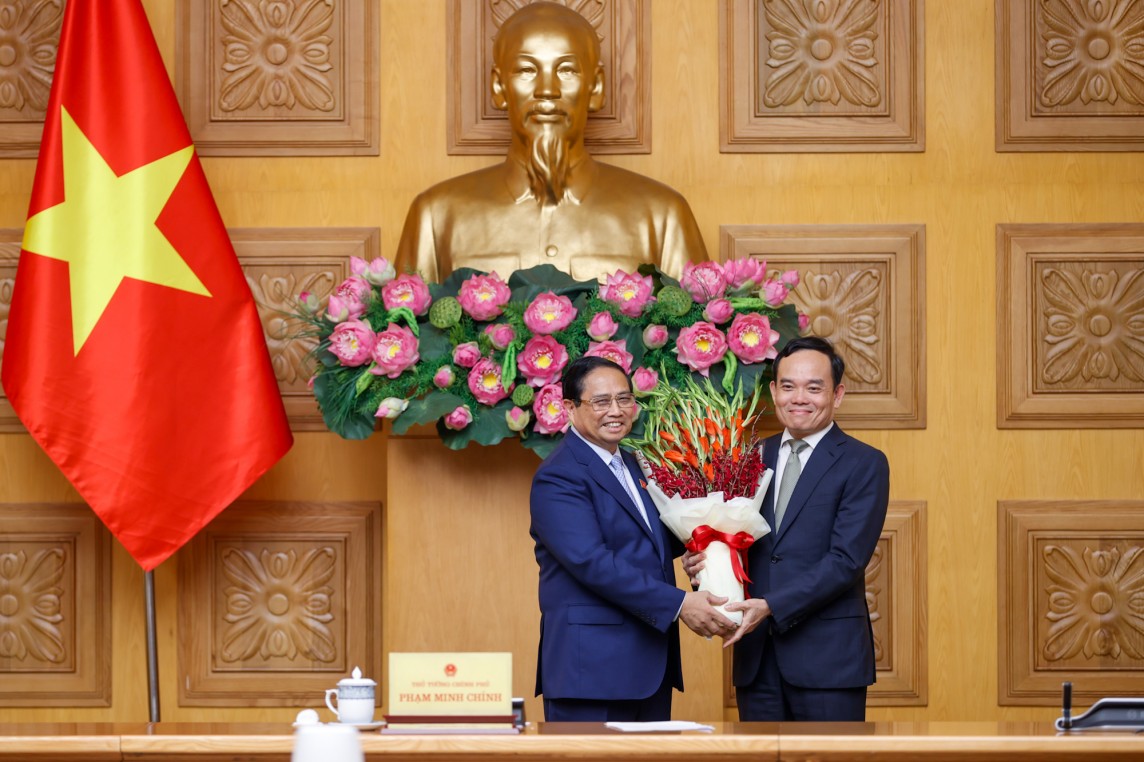 Thay mặt Chính phủ, Thủ tướng Phạm Minh Chính chúc mừng đồng chí Trần Lưu Quang được Bộ Chính trị tin tưởng, điều động, phân công giữ chức Trưởng Ban Kinh tế Trung ương - Ảnh: VGP/Nhật Bắc Thay mặt Chính phủ, Thủ tướng Phạm Minh Chính chúc mừng đồng chí Trần Lưu Quang được Bộ Chính trị tin tưởng, điều động, phân công giữ chức Trưởng Ban Kinh tế Trung ương - Ảnh: VGP/Nhật Bắc