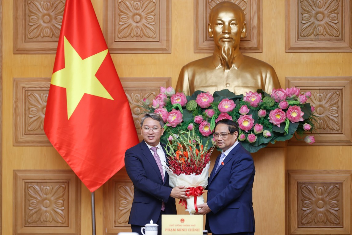 Thủ tướng Phạm Minh Chính chúc mừng đồng chí Nguyễn Hải Ninh được bổ nhiệm giữ chức Bộ trưởng Bộ Tư pháp - Ảnh: VGP/Nhật Bắc Thủ tướng Phạm Minh Chính chúc mừng đồng chí Nguyễn Hải Ninh được bổ nhiệm giữ chức Bộ trưởng Bộ Tư pháp - Ảnh: VGP/Nhật Bắc