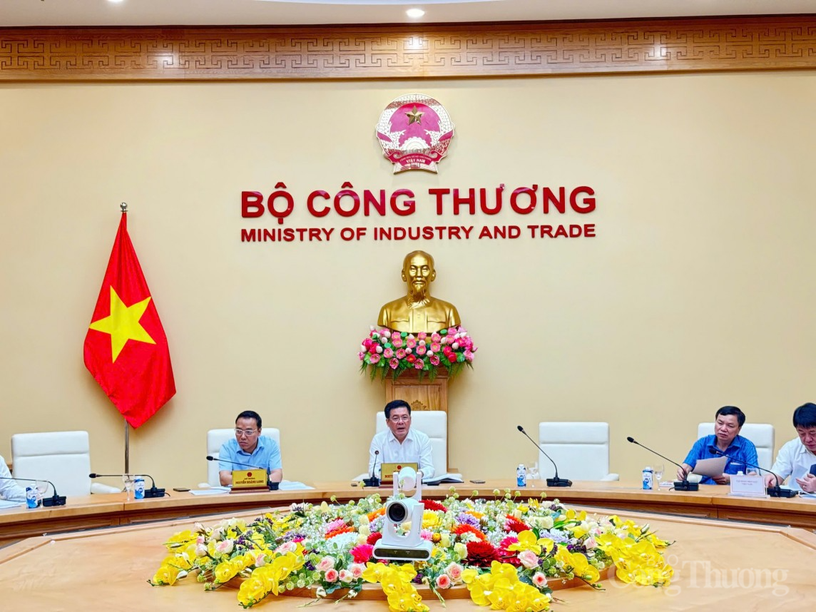 Bộ trưởng Nguyễn Hồng Diên làm việc với các doanh nghiệp, thúc đẩy hợp tác thương mại than với Lào Bộ trưởng Nguyễn Hồng Diên làm việc với các doanh nghiệp, thúc đẩy hợp tác thương mại than với Lào