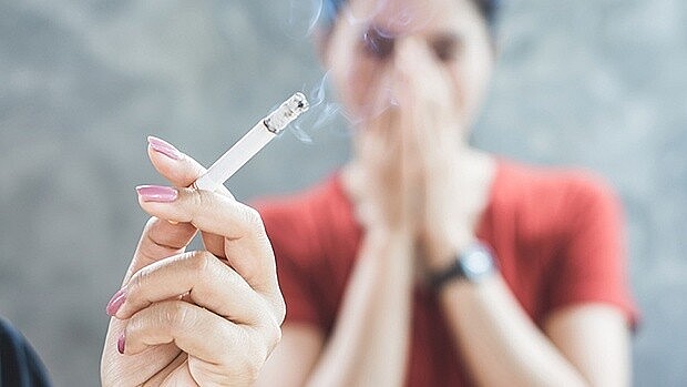 Việc hút thuốc lá thụ động gây ra tác hại còn trầm trọng hơn rất nhiều lần so với việc hút thuốc lá trực tiếp Việc hút thuốc lá thụ động gây ra tác hại còn trầm trọng hơn rất nhiều lần so với việc hút thuốc lá trực tiếp