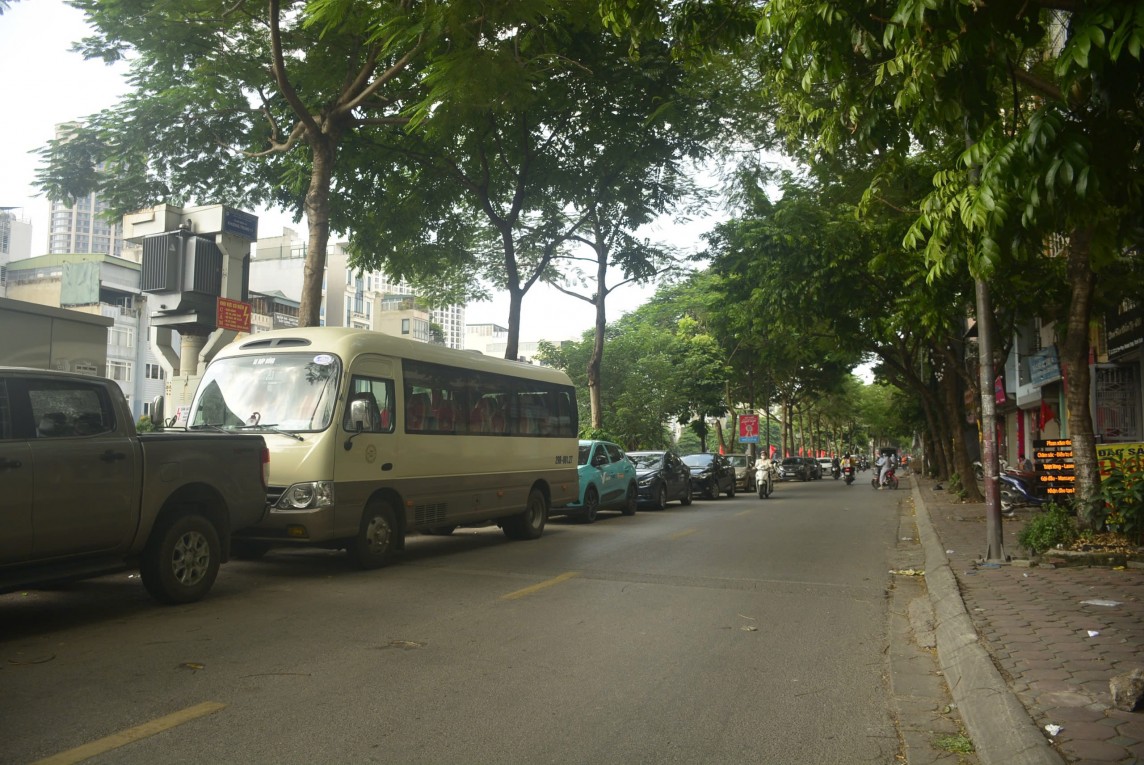 Ô tô đậu xe trái phép: Nỗi ám ảnh thường trực trên đường phố Hà Nội