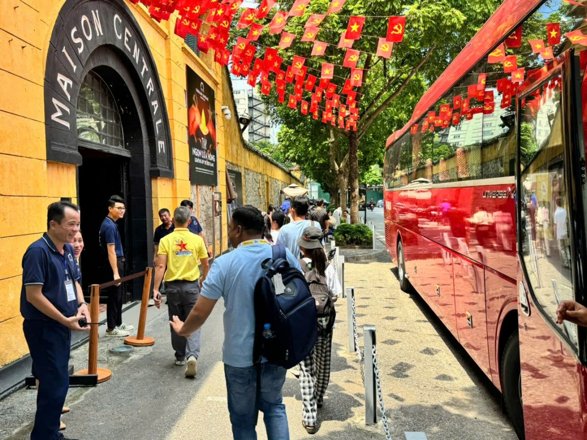 Những du khách Ấn Độ đầu tiên của đoàn 4.500 người du lịch Việt Nam đến Hà Nội Những du khách Ấn Độ đầu tiên của đoàn 4.500 người du lịch Việt Nam đến Hà Nội