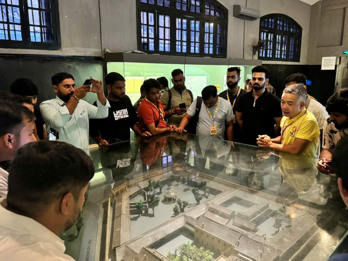 Những du khách Ấn Độ đầu tiên của đoàn 4.500 người du lịch Việt Nam đến Hà Nội Những du khách Ấn Độ đầu tiên của đoàn 4.500 người du lịch Việt Nam đến Hà Nội