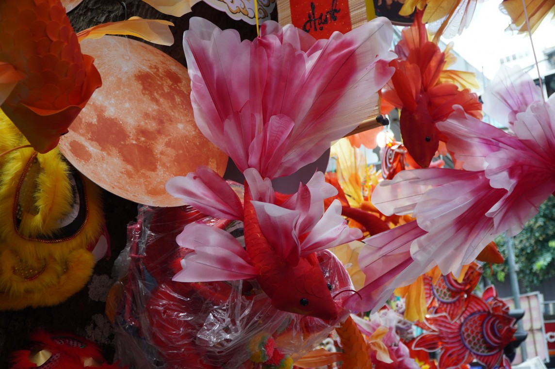 Thị trường đồ trang trí Trung thu: Hàng truyền thống "chiếm sóng" Thị trường đồ trang trí Trung thu: Hàng truyền thống "chiếm sóng"