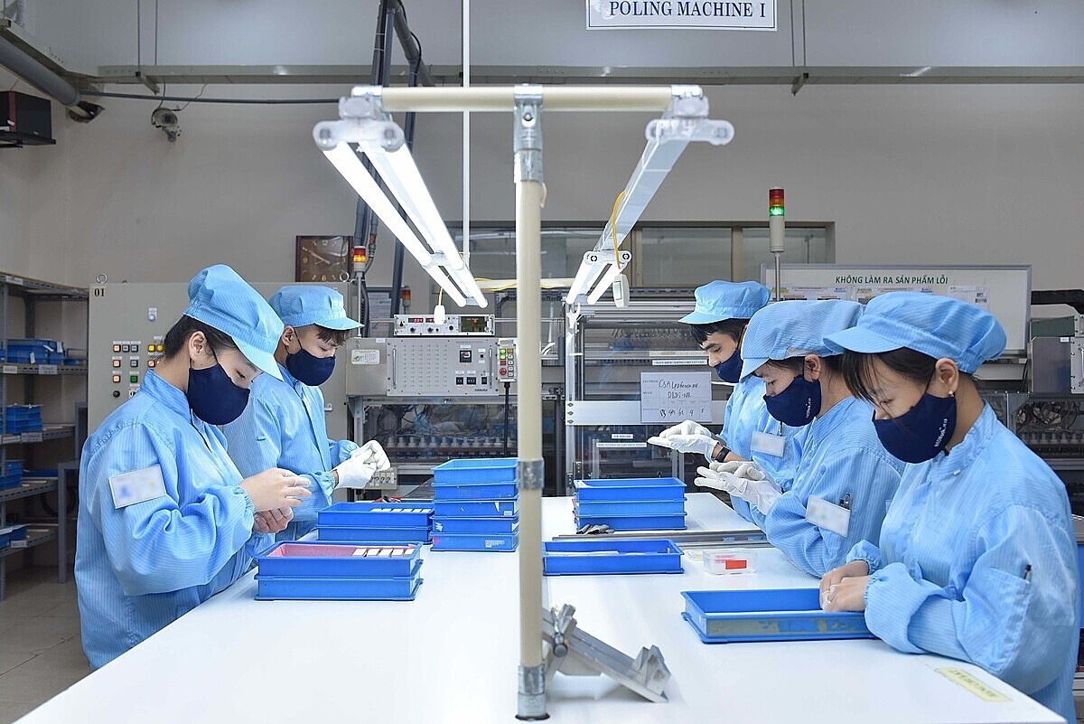 Công nghiệp điện tử là ngành có vị trí then chốt trong nền kinh tế và tác động lan tỏa mạnh đến các ngành công nghiệp khác. Công nghiệp điện tử là ngành có vị trí then chốt trong nền kinh tế và tác động lan tỏa mạnh đến các ngành công nghiệp khác.