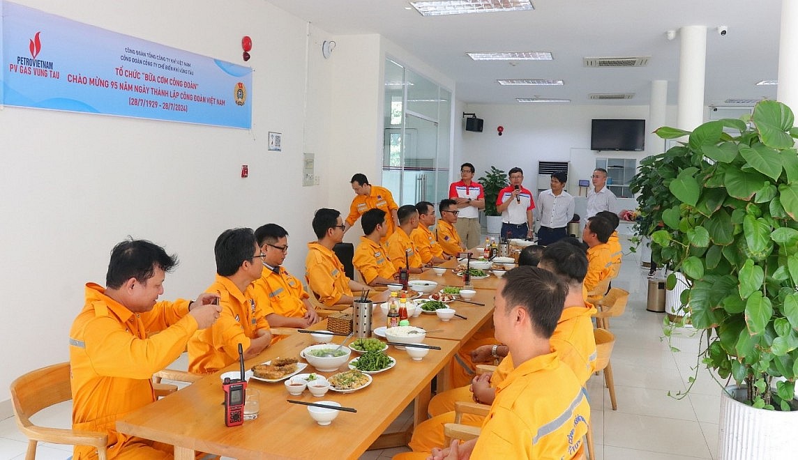 “Bữa cơm Công đoàn” được tổ chức ấm áp, vui vẻ, đoàn kết “Bữa cơm Công đoàn” được tổ chức ấm áp, vui vẻ, đoàn kết