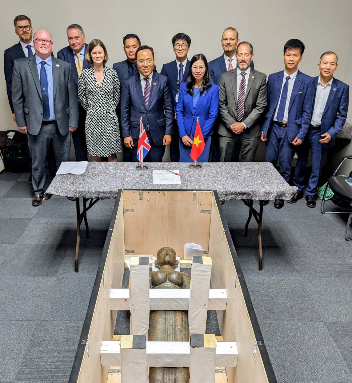 Lễ bàn giao giao tượng đồng Nữ thần Durga giữa Bộ An ninh Nội địa Hoa Kỳ, Cảnh sát Đô thành Lodon, vương quốc Anh cho ĐSQ Việt Nam tại vương quốc Anh, ngày 13/9/2023 Nguồn: Hải Vân TTXVN Lễ bàn giao giao tượng đồng Nữ thần Durga giữa Bộ An ninh Nội địa Hoa Kỳ, Cảnh sát Đô thành Lodon, vương quốc Anh cho ĐSQ Việt Nam tại vương quốc Anh, ngày 13/9/2023 Nguồn: Hải Vân TTXVN