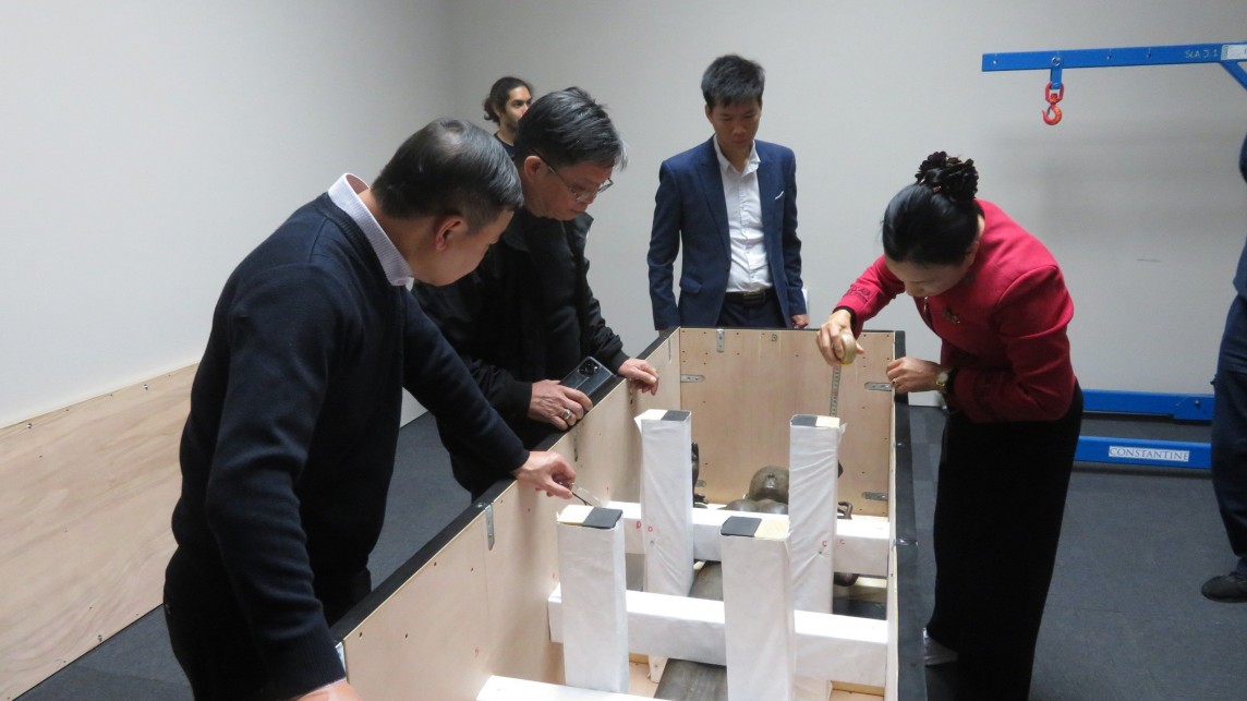 Đại diện đoàn công tác (của Bộ Văn hóa, Thể thao và Du lịch, Bảo tàng Lịch sử quốc gia), ĐSQ Việt Nam tại Vương quốc Anh và Nhà tài trợ nghiên cứu, đánh giá hiện trạng, giám định sơ bộ tượng đồng Nữ thần Durga tại kho lưu giữ của Công ty Constantine (London, Vương quốc Anh), ngày 4/01/2024 Đại diện đoàn công tác (của Bộ Văn hóa, Thể thao và Du lịch, Bảo tàng Lịch sử quốc gia), ĐSQ Việt Nam tại Vương quốc Anh và Nhà tài trợ nghiên cứu, đánh giá hiện trạng, giám định sơ bộ tượng đồng Nữ thần Durga tại kho lưu giữ của Công ty Constantine (London, Vương quốc Anh), ngày 4/01/2024