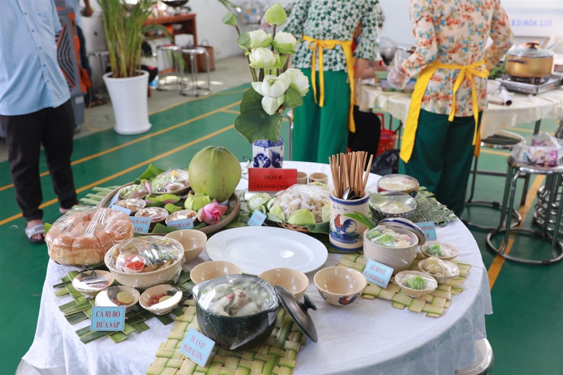 undefined Xác lập kỷ lục Việt Nam 100 món ăn làm từ dừa sáp Trà Vinh