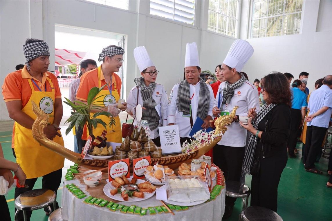 Ban giám khảo chấm điểm các món ăn. Ban giám khảo chấm điểm các món ăn.