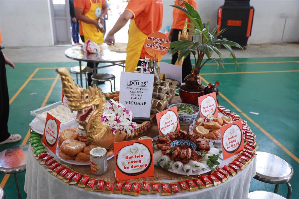 Các món ăn của Công ty TNHH chế biến dừa sáp Cầu Kè giành giải Nhất hội thi . Các món ăn của Công ty TNHH chế biến dừa sáp Cầu Kè giành giải Nhất hội thi .