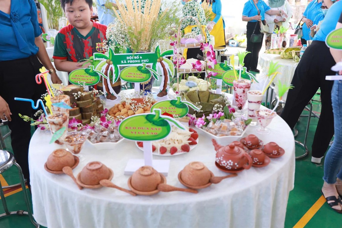 undefined Xác lập kỷ lục Việt Nam 100 món ăn làm từ dừa sáp Trà Vinh