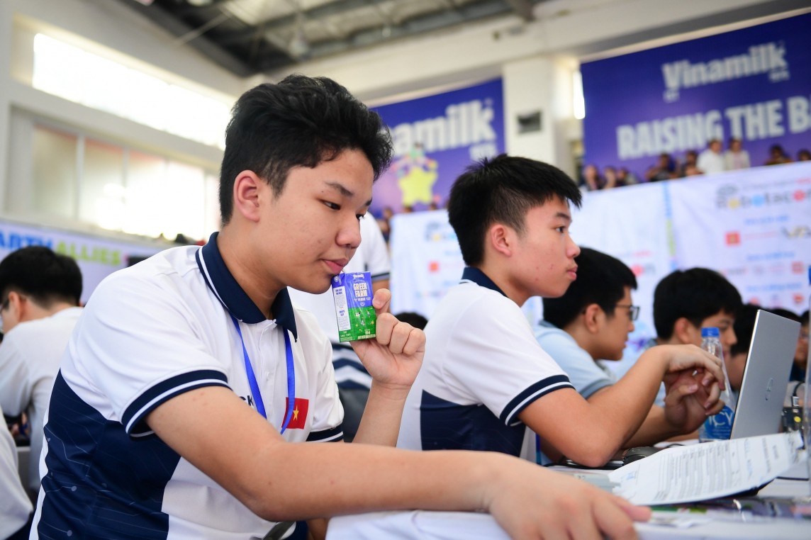 Hơn 20.000 sản phẩm Vinamilk đã được dành để tiếp sức cho các tuyển thủ robot trong hơn 1 tháng diễn ra cuộc thi Hơn 20.000 sản phẩm Vinamilk đã được dành để tiếp sức cho các tuyển thủ robot trong hơn 1 tháng diễn ra cuộc thi
