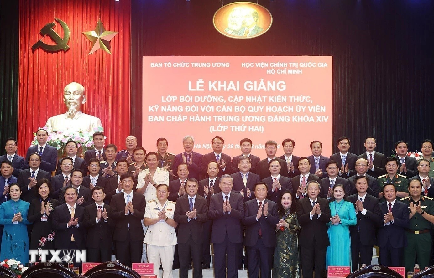 Tổng Bí thư, Chủ tịch nước Tô Lâm và đại biểu chụp ảnh chung với các cán bộ Lớp bồi dưỡng, cập nhật kiến thức, kỹ năng đối với cán bộ quy hoạch Ủy viên Trung ương Đảng khóa XIV (Lớp thứ hai). (Ảnh: Trí Dũng/TTXVN) Tổng Bí thư, Chủ tịch nước Tô Lâm và đại biểu chụp ảnh chung với các cán bộ Lớp bồi dưỡng, cập nhật kiến thức, kỹ năng đối với cán bộ quy hoạch Ủy viên Trung ương Đảng khóa XIV (Lớp thứ hai). (Ảnh: Trí Dũng/TTXVN)