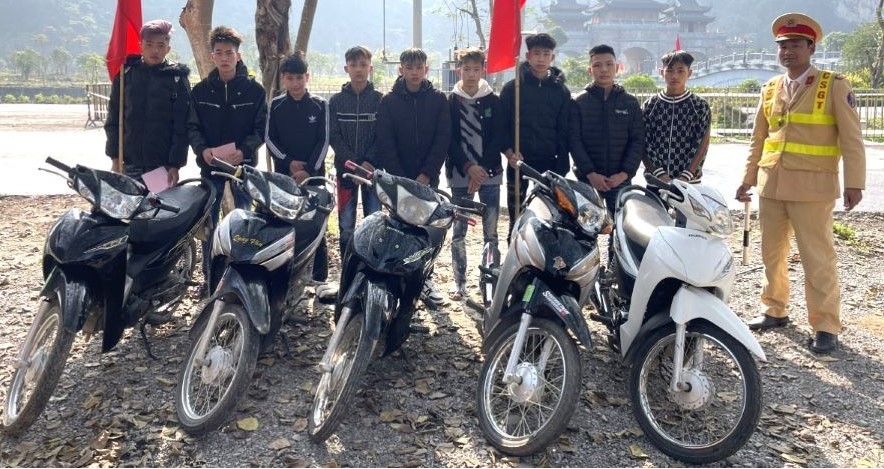 Công an tỉnh Hà Nam bắt giữ các đối tượng đua xe gây rối trật tự công cộng (Ảnh: Công an tỉnh Hà Nam) Công an tỉnh Hà Nam bắt giữ các đối tượng đua xe gây rối trật tự công cộng (Ảnh: Công an tỉnh Hà Nam)