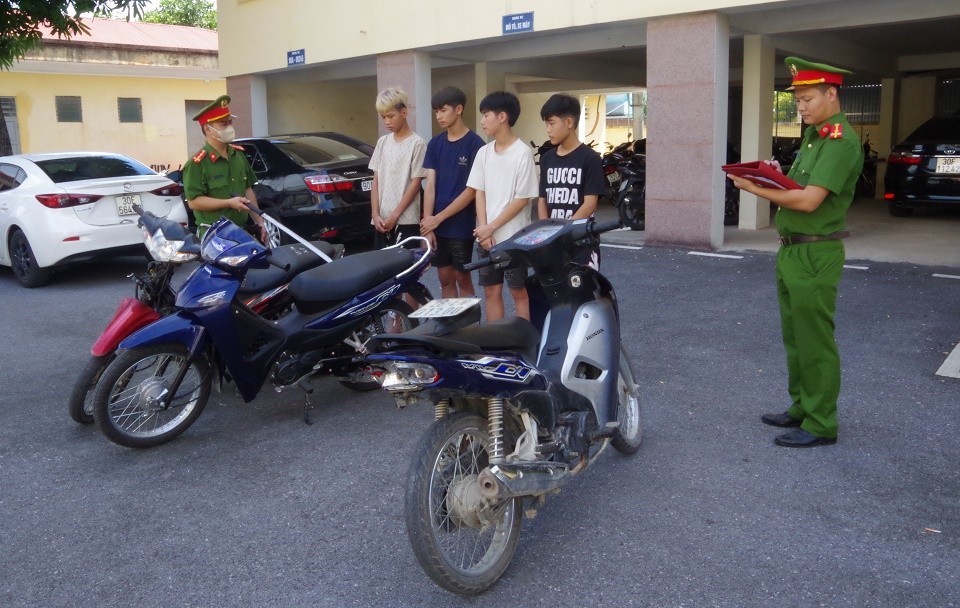 Các đối tượng vi phạm còn rất trẻ nhưng có hành vi đua xe, lạng lách, đánh võng. (ẢNh: Công an tỉnh Hà Nam) Các đối tượng vi phạm còn rất trẻ nhưng có hành vi đua xe, lạng lách, đánh võng. (ẢNh: Công an tỉnh Hà Nam)