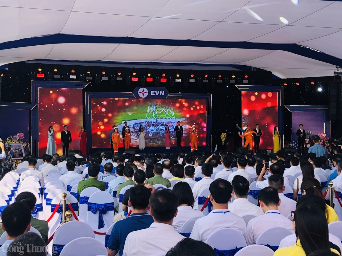 Thủ tướng tham dự Lễ khánh thành đường dây 500kV mạch 3 từ Quảng Trạch đến Phố Nối Thủ tướng tham dự Lễ khánh thành đường dây 500kV mạch 3 từ Quảng Trạch đến Phố Nối