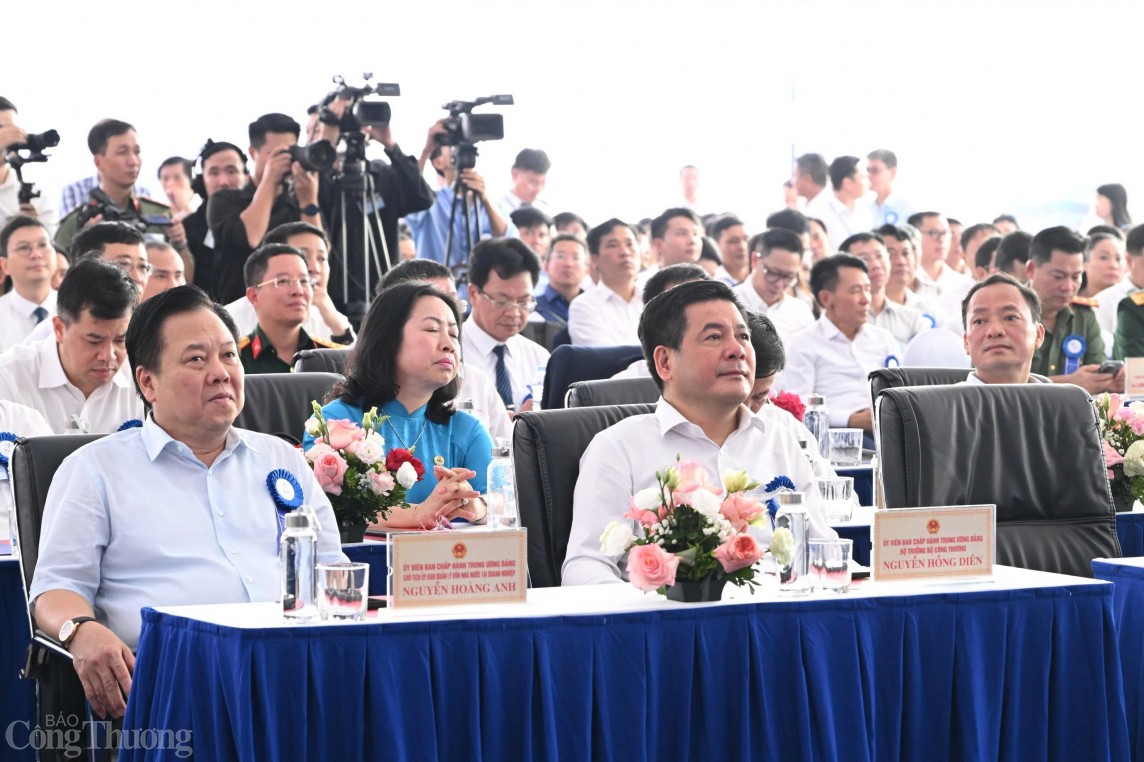 Thủ tướng tham dự Lễ khánh thành đường dây 500kV mạch 3 từ Quảng Trạch đến Phố Nối Thủ tướng tham dự Lễ khánh thành đường dây 500kV mạch 3 từ Quảng Trạch đến Phố Nối