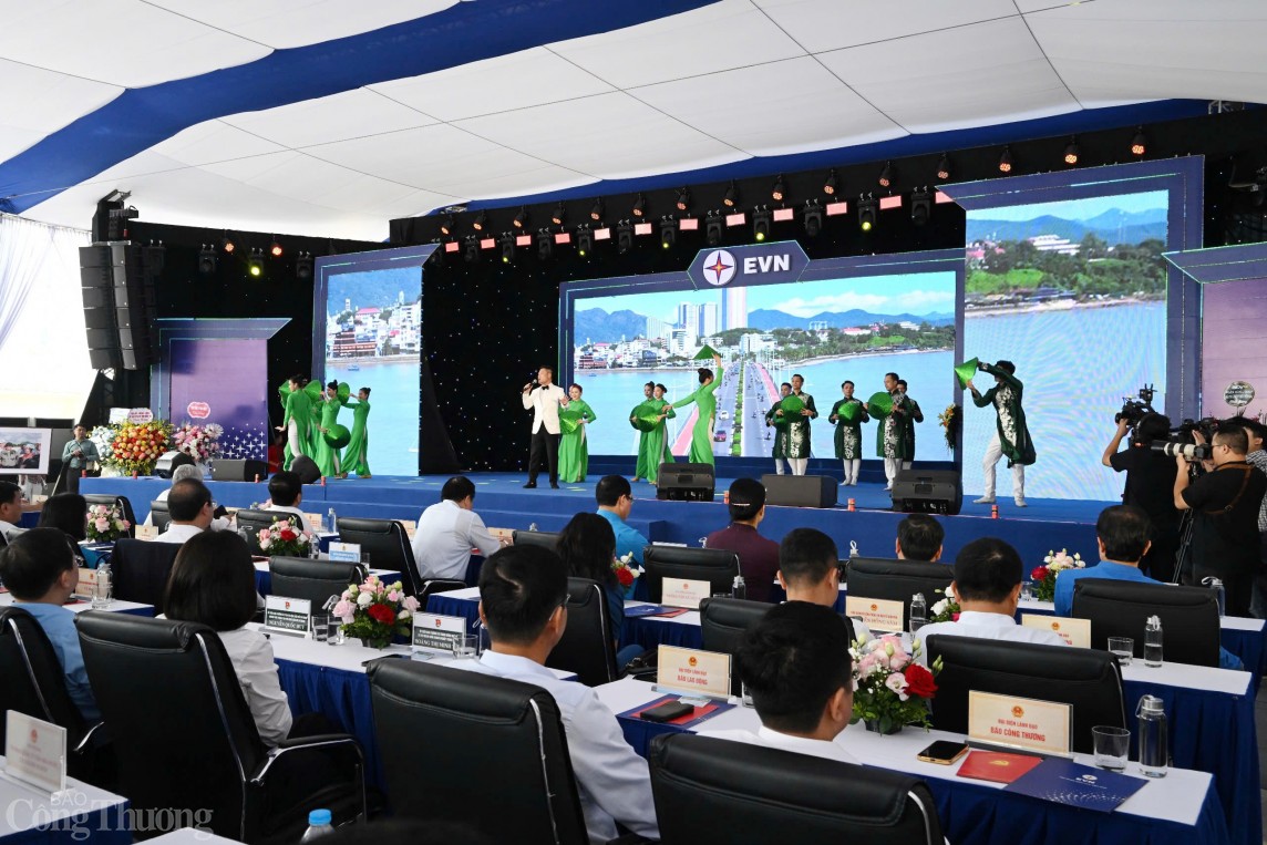 Thủ tướng tham dự Lễ khánh thành đường dây 500kV mạch 3 từ Quảng Trạch đến Phố Nối Thủ tướng tham dự Lễ khánh thành đường dây 500kV mạch 3 từ Quảng Trạch đến Phố Nối