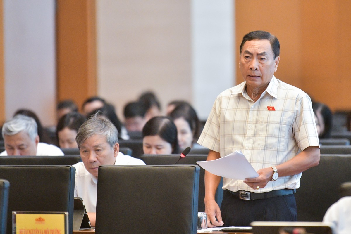 Đại biểu Phạm Văn Hòa - Đoàn ĐBQH tỉnh Đồng Tháp phát biểu Đại biểu Phạm Văn Hòa - Đoàn ĐBQH tỉnh Đồng Tháp phát biểu