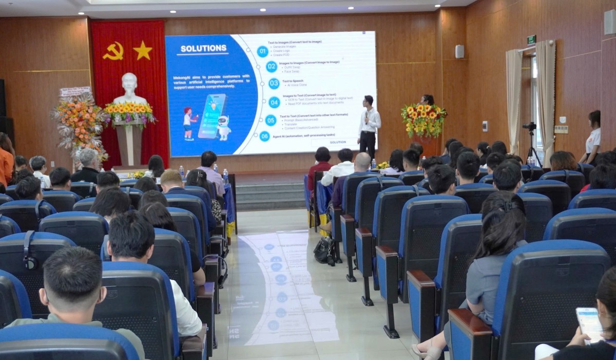 Lần lượt đại diện của 10 dự án khởi nghiệp đổi mới sáng tạo trình bày các ý tưởng sáng tạo Lần lượt đại diện của 10 dự án khởi nghiệp đổi mới sáng tạo trình bày các ý tưởng sáng tạo