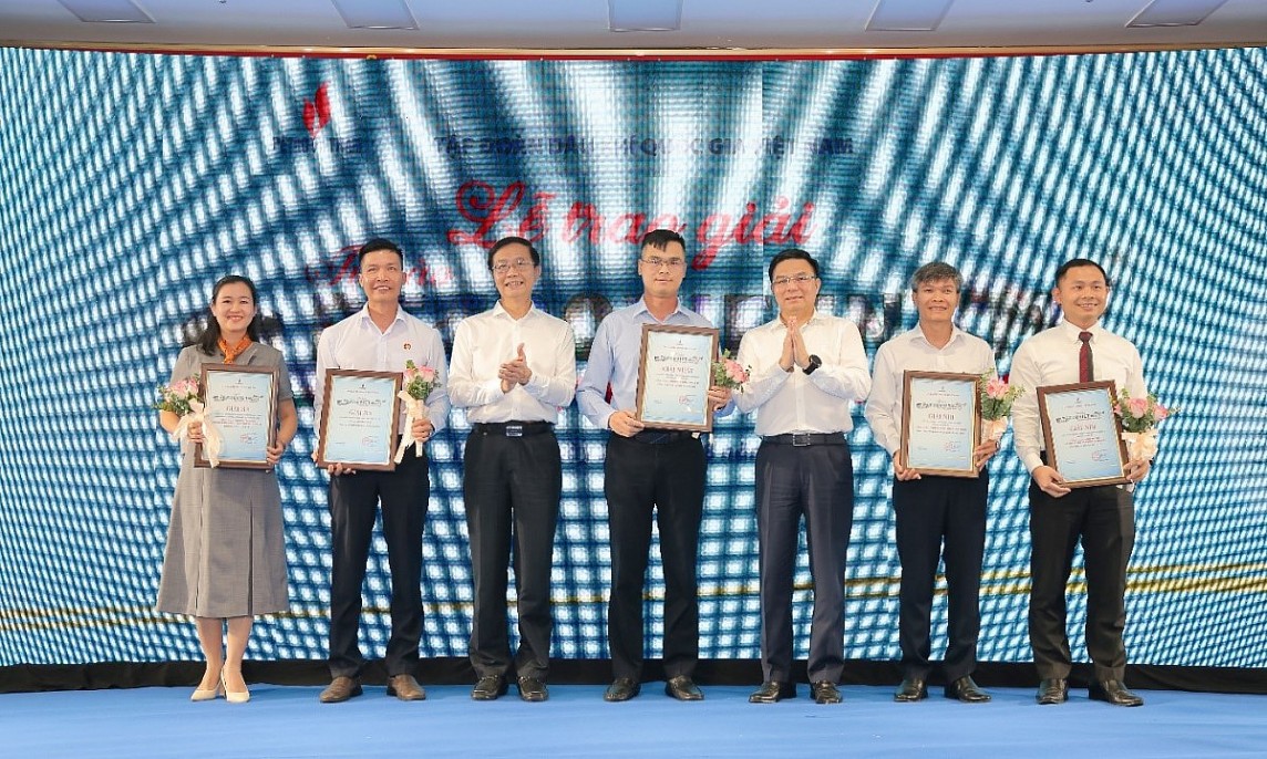 Đại diện PV GAS PMC (ngoài cùng bên phải) nhận giải Nhì cho nhóm tác giả Đại diện PV GAS PMC (ngoài cùng bên phải) nhận giải Nhì cho nhóm tác giả