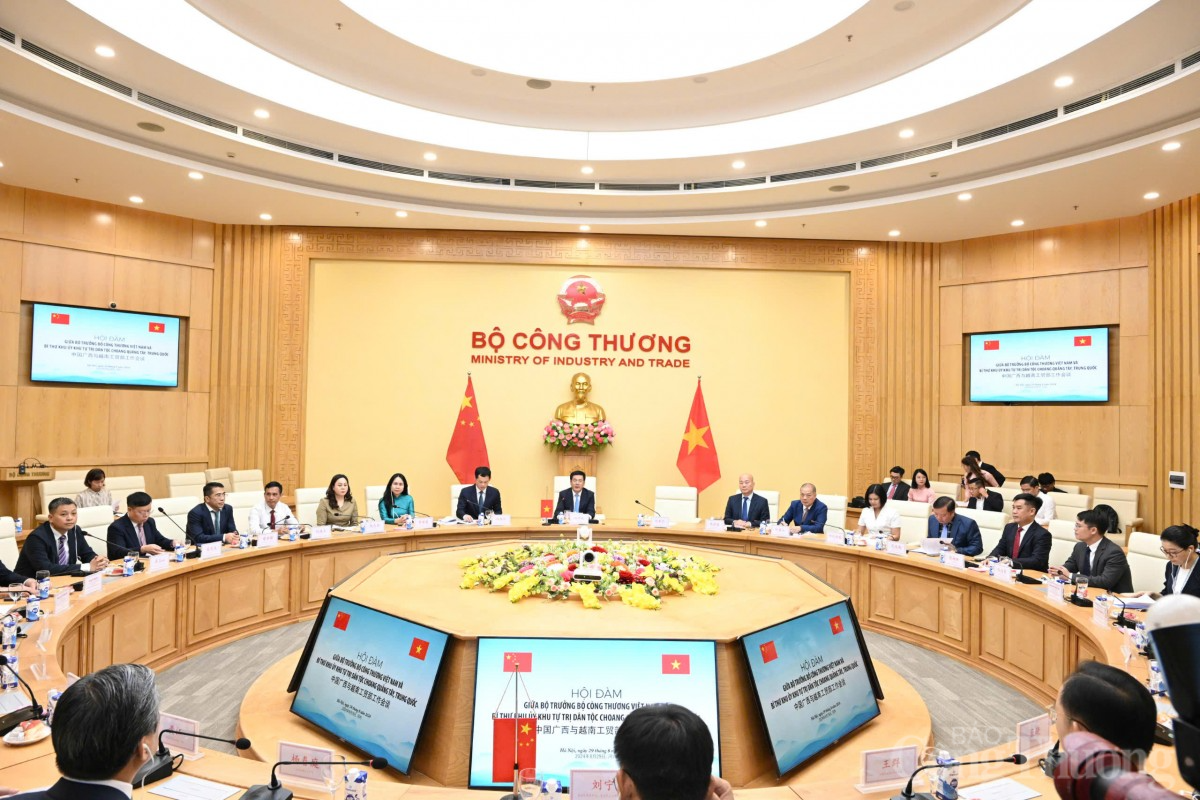 Chùm ảnh: Bộ trưởng Nguyễn Hồng Diên hội đàm với Bí thư Khu ủy Quảng Tây (Trung Quốc)