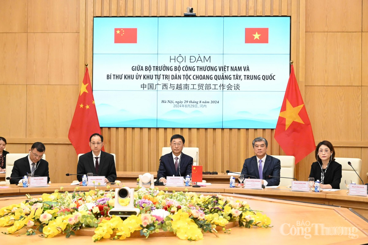 Chùm ảnh: Bộ trưởng Nguyễn Hồng Diên hội đàm với Bí thư Khu ủy Quảng Tây (Trung Quốc)