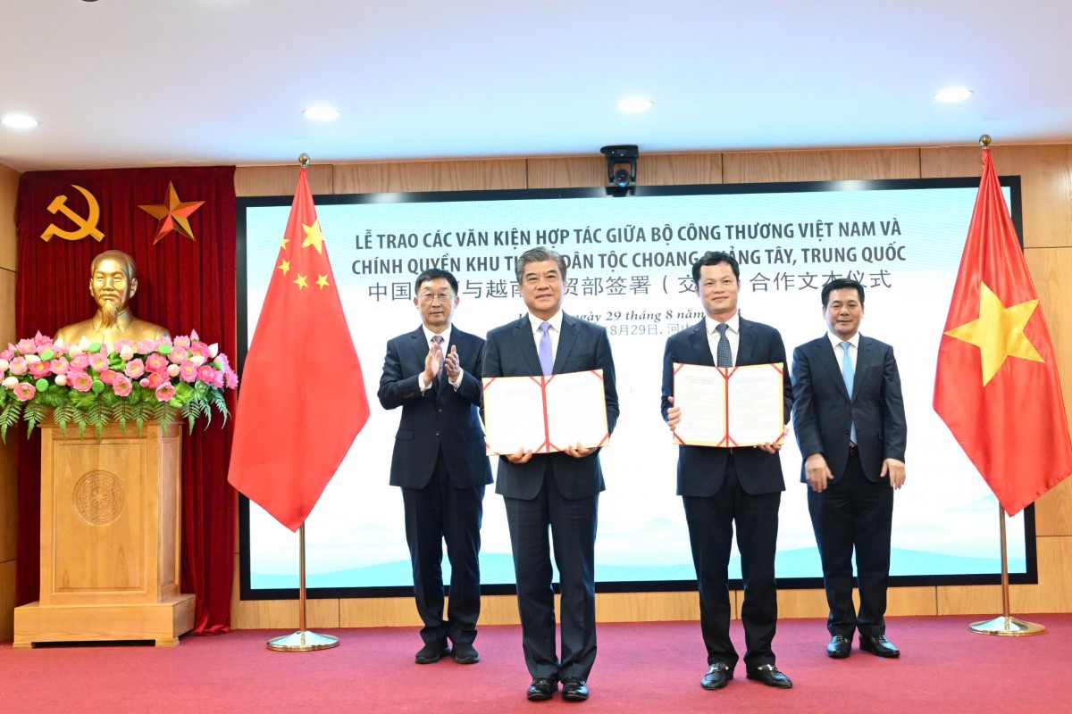 Chùm ảnh: Bộ trưởng Nguyễn Hồng Diên hội đàm với Bí thư Khu ủy Quảng Tây (Trung Quốc)