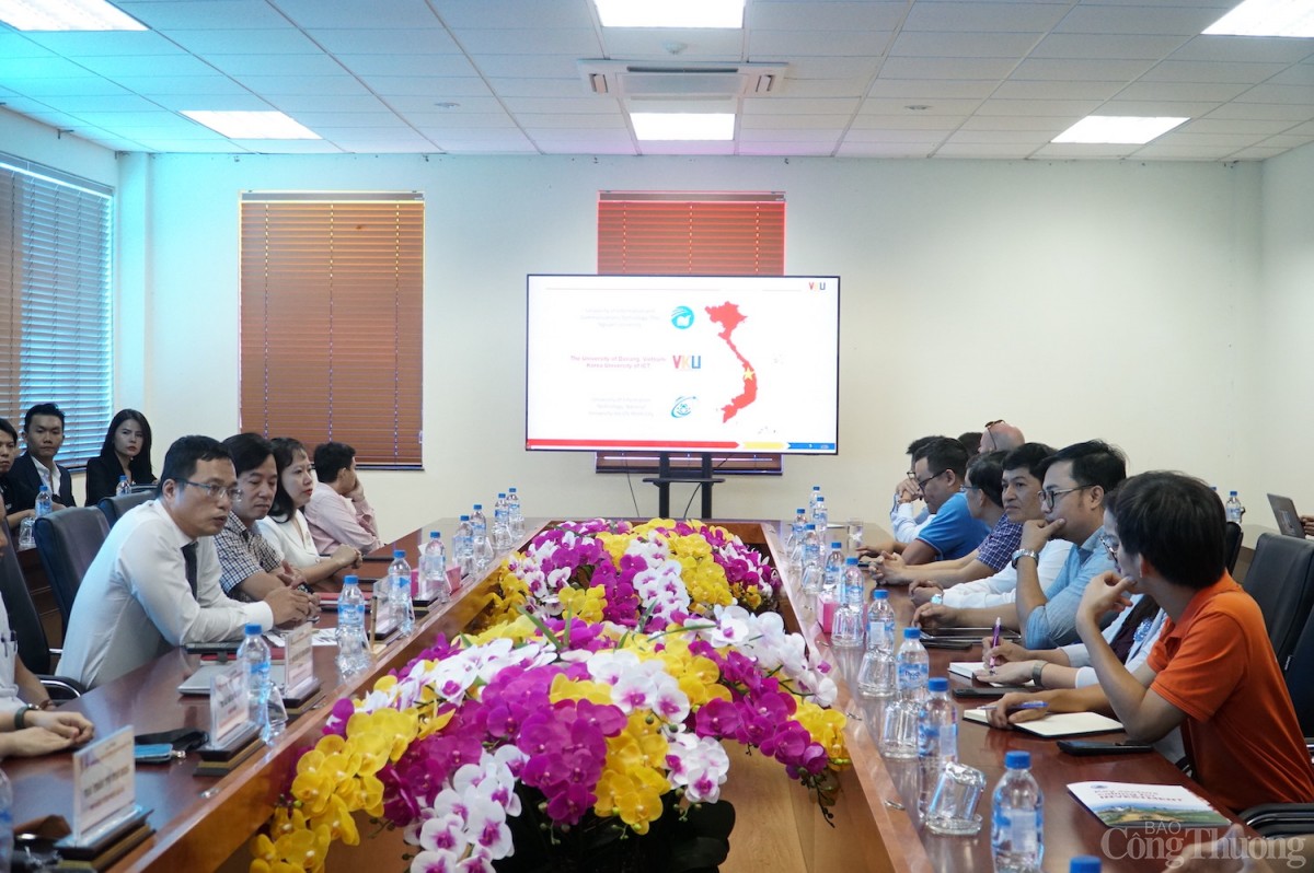 Tại Trường Đại học Công nghệ thông tin và Truyền thông Việt Hàn, đoàn doanh nghiệp đã tìm hiểu về môi trường đào tạo nguồn nhân lực công nghệ thông tin, nhân lực vi mạch bán dẫn của nhà trường Tại Trường Đại học Công nghệ thông tin và Truyền thông Việt Hàn, đoàn doanh nghiệp đã tìm hiểu về môi trường đào tạo nguồn nhân lực công nghệ thông tin, nhân lực vi mạch bán dẫn của nhà trường